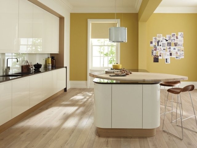 väggfärg-högglans-vit-kök-ockra-gul-ö-matbord