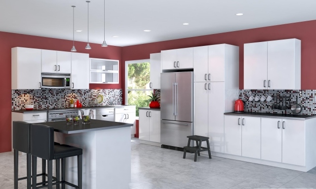 vit-kök-möbler-röd-vägg-färg-stänk-skydd-mosaik-svart-vit