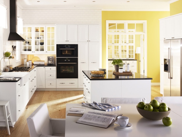 vit-kök-möbler-vägg-färg-gul-bänkskivor-svart