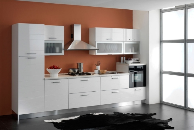 vit-kök-vägg-färg-orange-grå-golv