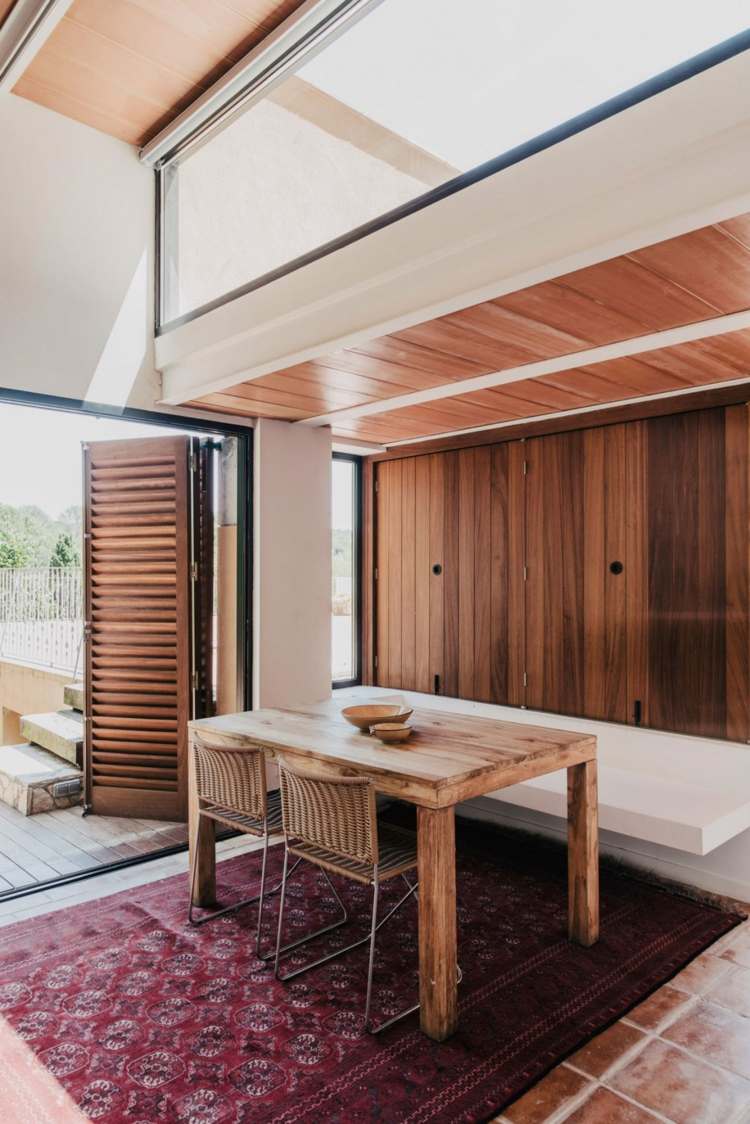 Designa köket rustikt-matbord-bord-trä-fönsterluckor-stora-fönster