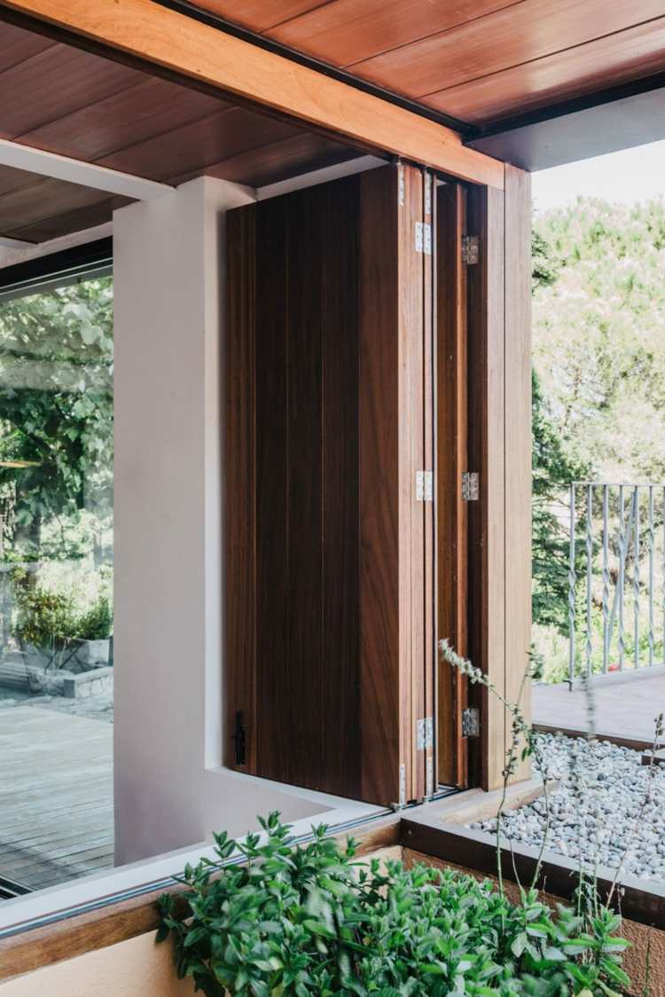 kök-design-vik-dörrar-inspiration-integritet-trä-fönsterluckor