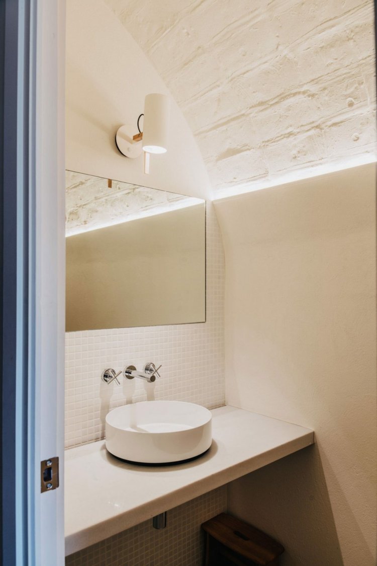 kök-design-badrum-toalett-valv-vit-indirekt-belysning