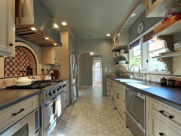 kök-lantlig stil-modern-smal-rymd-design-stål-grå-vit-lådor