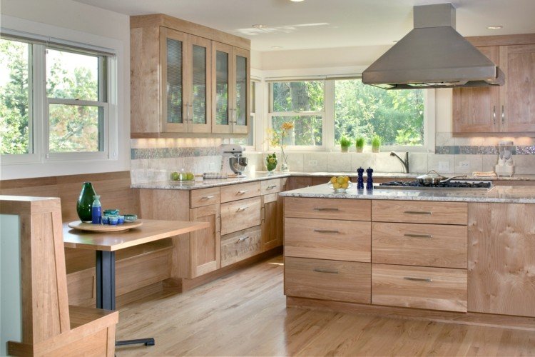 kök-lantlig-modern-vitrinskåp-skåp-sittgrupp-bänk-matbord-köksö