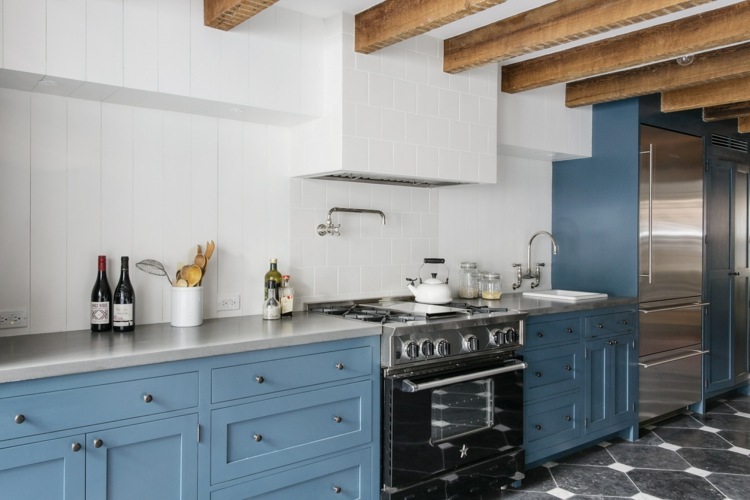 kök-lantlig stil-modern-blå-grå-skåp-vit-vägg-design-balkar