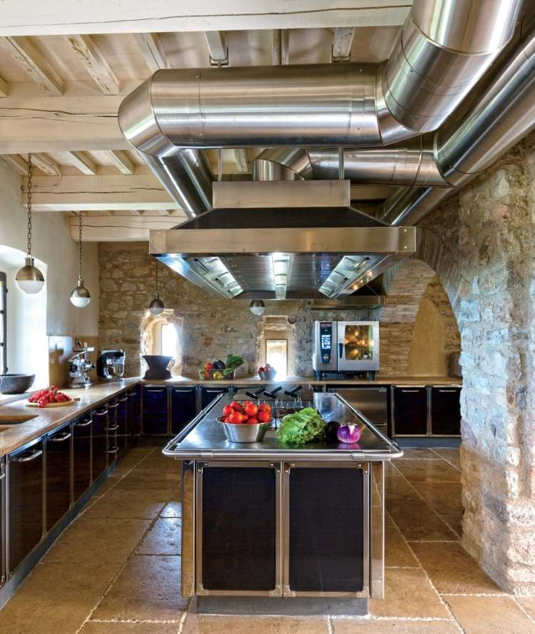 kök-lantlig-stil-modern-klassisk-skåp-design-svart-högglans-sten-väggar