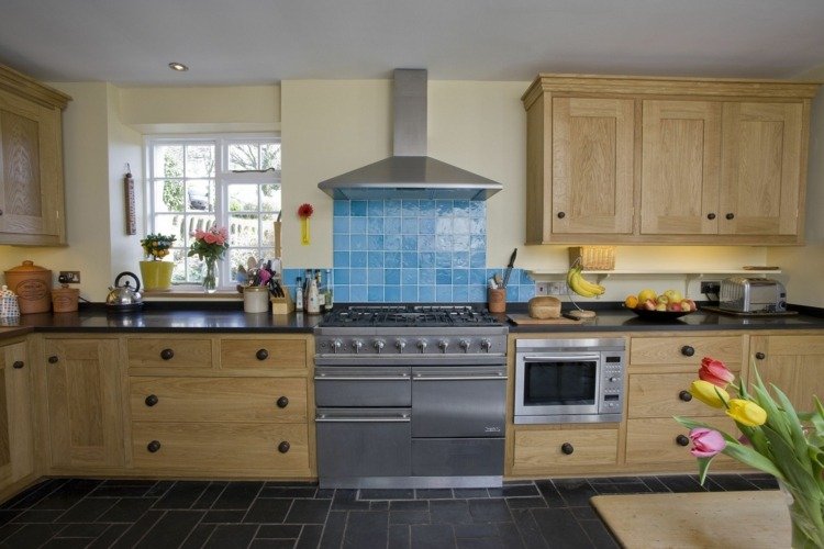 kök i lantlig stil modernt ljust trä-stål-ugn-kakel-ljusblått