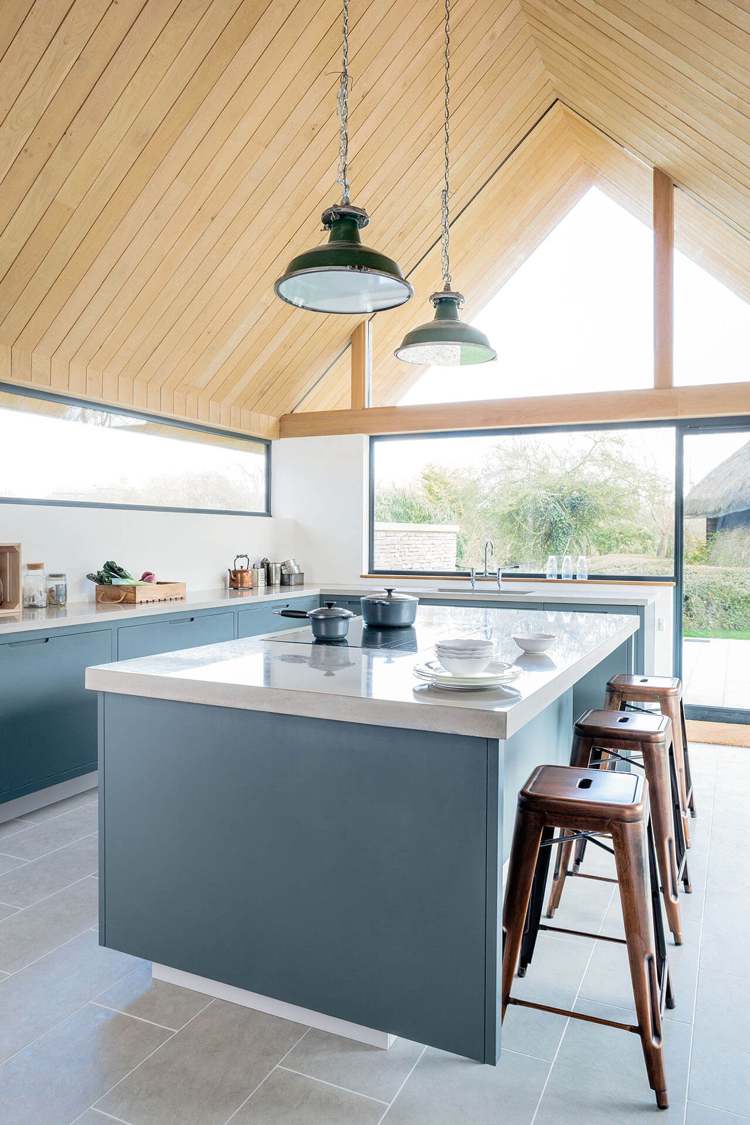 Designa köket med ett fönster ovanför bänkskivan och skjutdörrar i glas och en köksö
