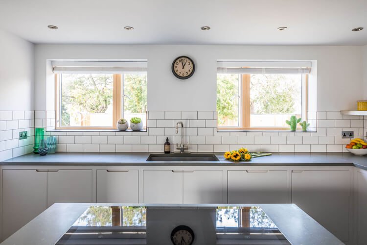 Designa ett modernt kök med två fönster ovanför bänkskivan