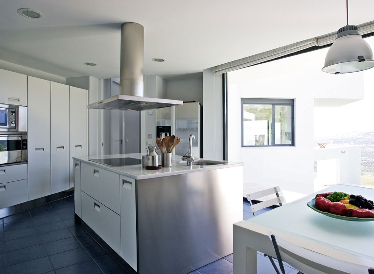 Kök med ö -modern-design-vit-rostfritt stål-terrass-minimalistisk