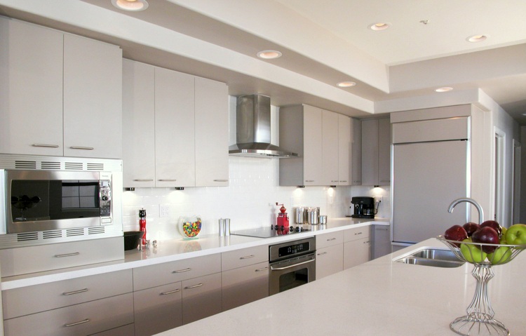 kök-modern-avlång-grå-vit-kakel-köksvägg