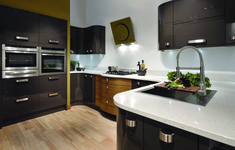Modernt kök -högblank bänkskiva-lekfull-design-oval