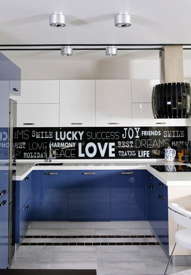 vita överskåp blå nedre skåp glas kök bakvägg