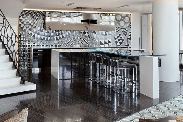Köksfronter i rostfritt stål med högblank golvglas