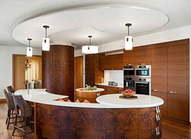 modernt-stort-kök-halvcirkelformat-ö-upphängt tak-taklampor-varmt-trä-färg