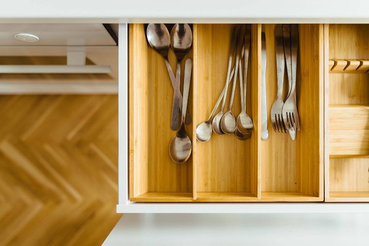Redesign köksinredning låda porslin kassera gamla gaffel inte använda sked