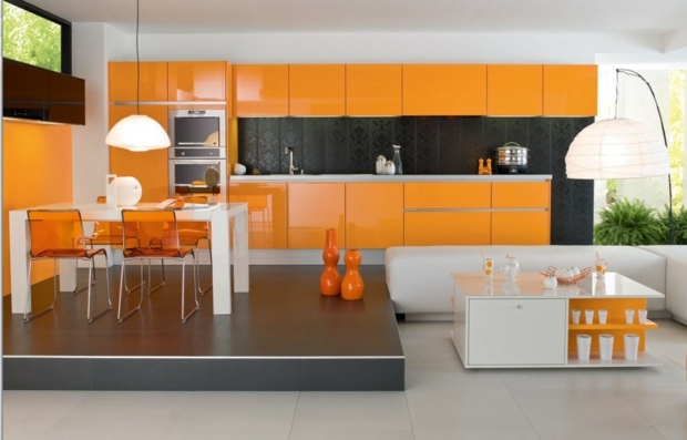 Orange kök i två plan