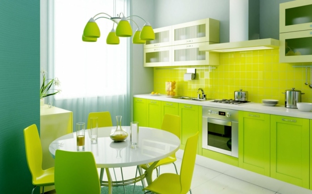 Gröna-plast-stolar-apelsinjuice-kakel-i-ljus-grön-kök-utrustning