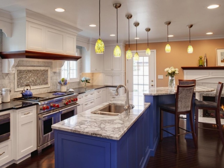 kök-renovering-idéer-billig-blå-vit-marmor-bänkskiva
