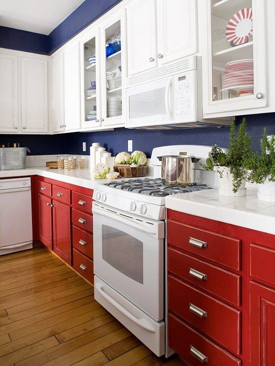 Kök-renovering-idéer-röd-blå-vit-skåp
