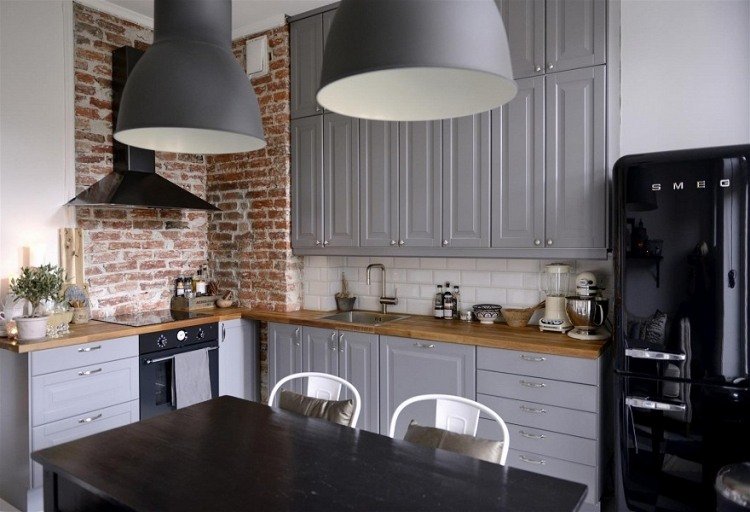 Köksväggdesign-idéer-tegelvägg-grå-skåp-träbänk