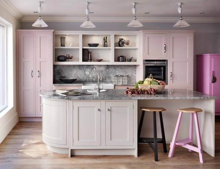 kök-vägg-design-idéer-grå-vägg-färg-ljus-rosa-garderob-marmor-bak vägg-bänkskiva