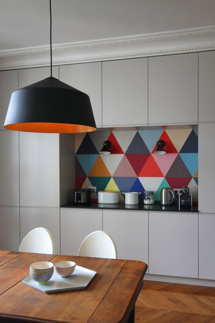 Köksväggdesign-idéer-grå-handtagslös-skåp-fronter-färgglada-bakvägg-geometriska-motiv