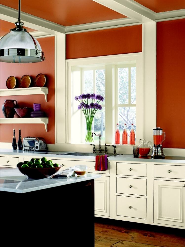 kök-vägg-design-idéer-mörk-orange-grädde-vit-skåp