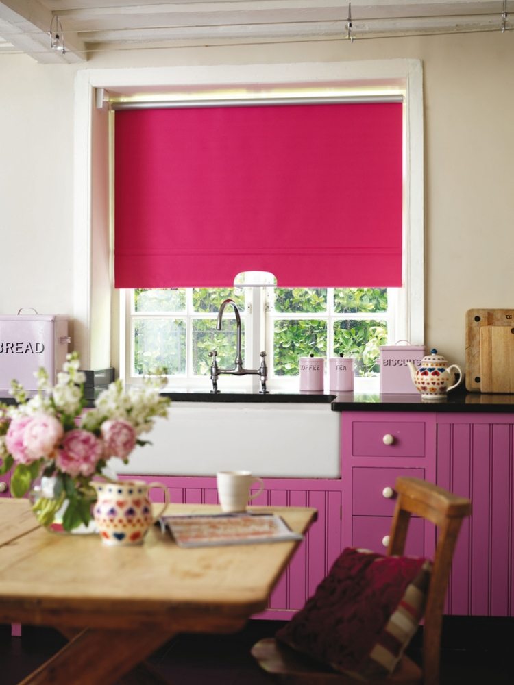 kök-vägg-design-idéer-grädde-vit-vägg-måla-lila-målad-garderob-fuchsia-fönster-rullgardin-country house stil
