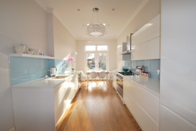 kök-vägg-design-glas-stänk-skydd-ljus-blå-vit-skåp