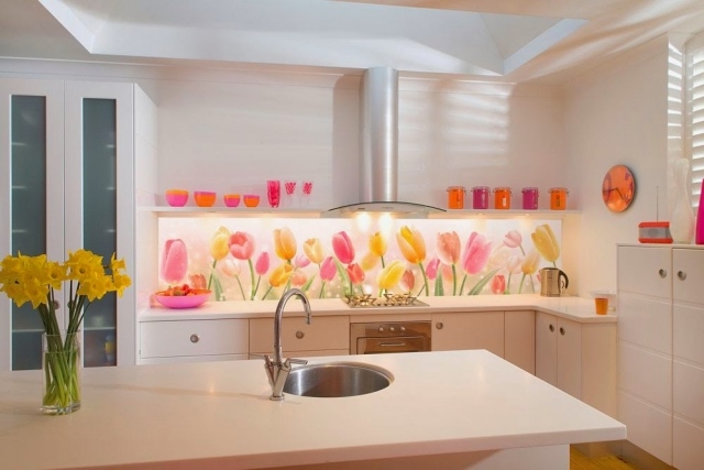 kök vägg design glas-stänk skydd-foto-tapeter-tulpaner-vita-skåp