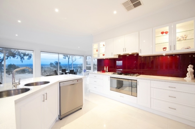 modernt-kök-vägg-design-glas-stänk-skydd-vin-röd-kontrast