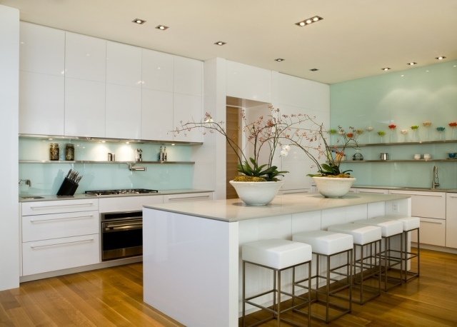 modernt-kök-vägg-design-glas-stänk-skydd-ljus-mint-grönt-pastell