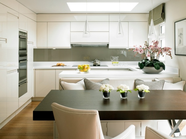 modernt-kök-vägg-design-glas-stänk-skydd-grå-vita-skåp