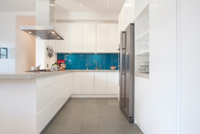 modernt-kök-vägg-design-glas-stänk-skydd-blå-vit-handtag-skåp-fronter