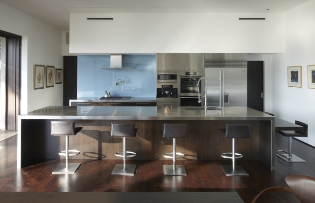 modernt-kök-ö-vägg-design-glas-stänkskydd-ljusblått