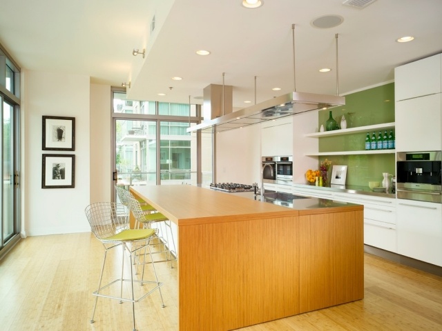 modernt-kök-ö-vägg-design-glas-stänk-skydd-grönt