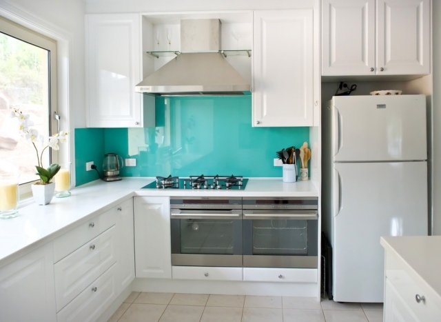 kök-vägg-design-glas-stänk-skydd-turkos-vita-skåp