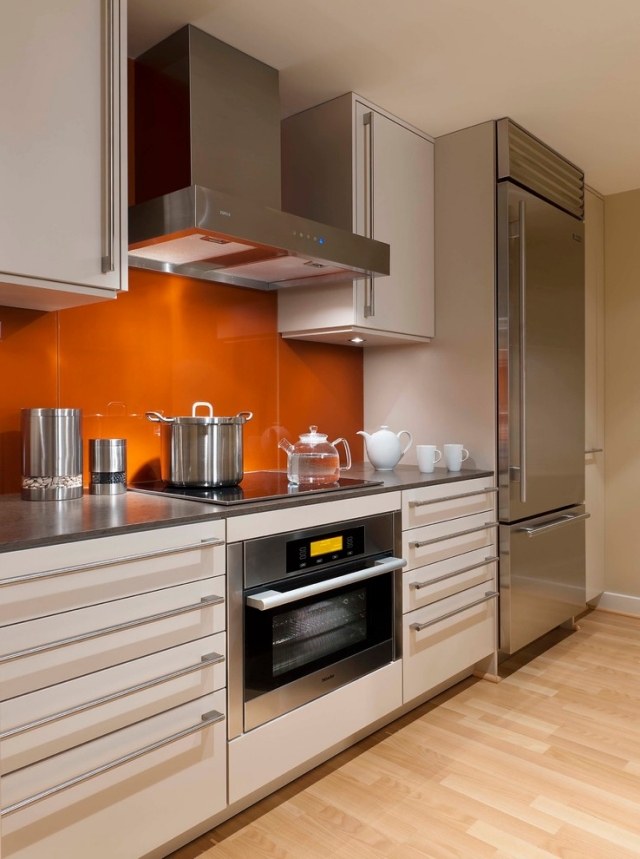 kök-vägg-design-glas-stänk-skydd-orange-vita-skåp