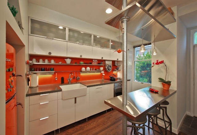 kök-vägg-design-glas-stänk-skydd-orange-led-remsor-hyllor