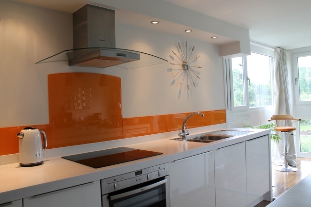 kök-vägg-design-glas-stänk-skydd-orange