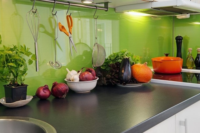 kök-vägg-design-glas-stänk-skydd-grön-färg