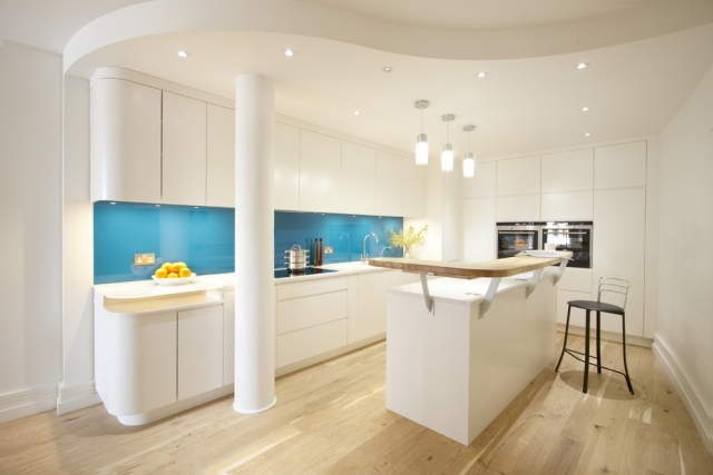kök-vägg-design-glas-stänk-skydd-blå-handtag-skåp-fronter