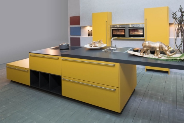 Designer kök-modern inredning gul stark färgning-röd prick