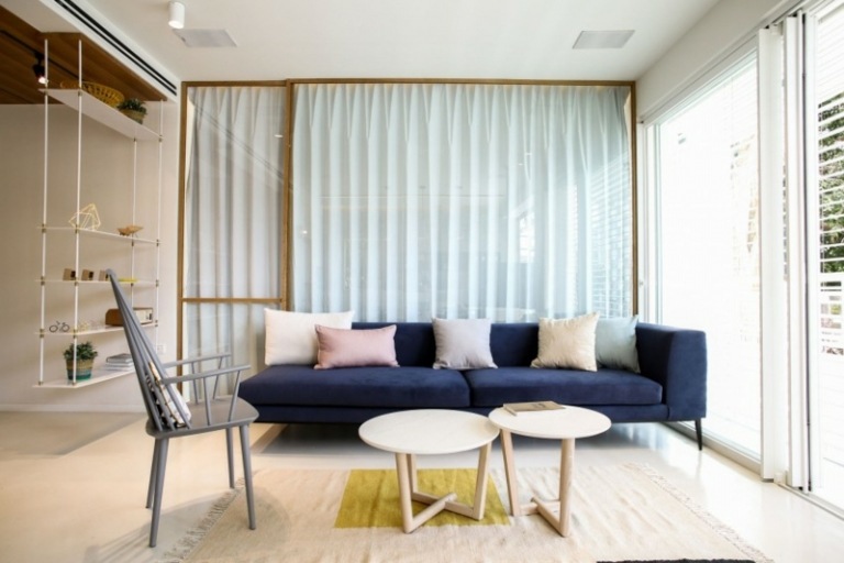 köksdesign med lappplattor blå soffa soffbord stol grå