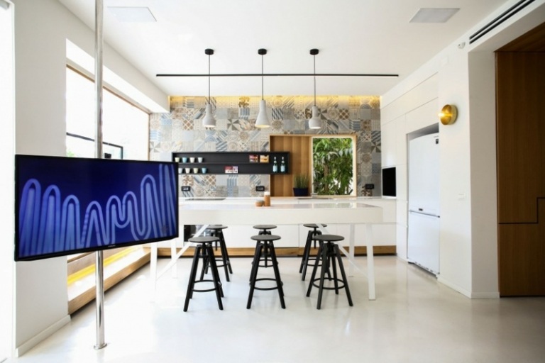 kök design lapptäcke kakel matbord modern stil hängande lampor