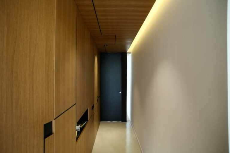 kök design lapptäcke kakel dörr modern mörkgrå indirekt belysning