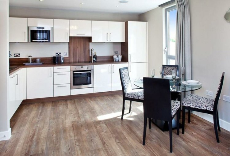 design-kök-rymligt-vit-brunt-laminat-matplats-glasbord