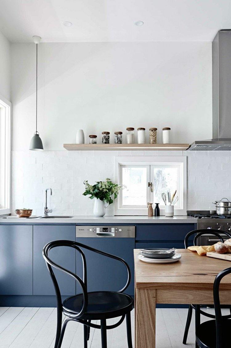 köksdesign mörkblå-nordisk-stil-enkel-matplats-svart-stolar